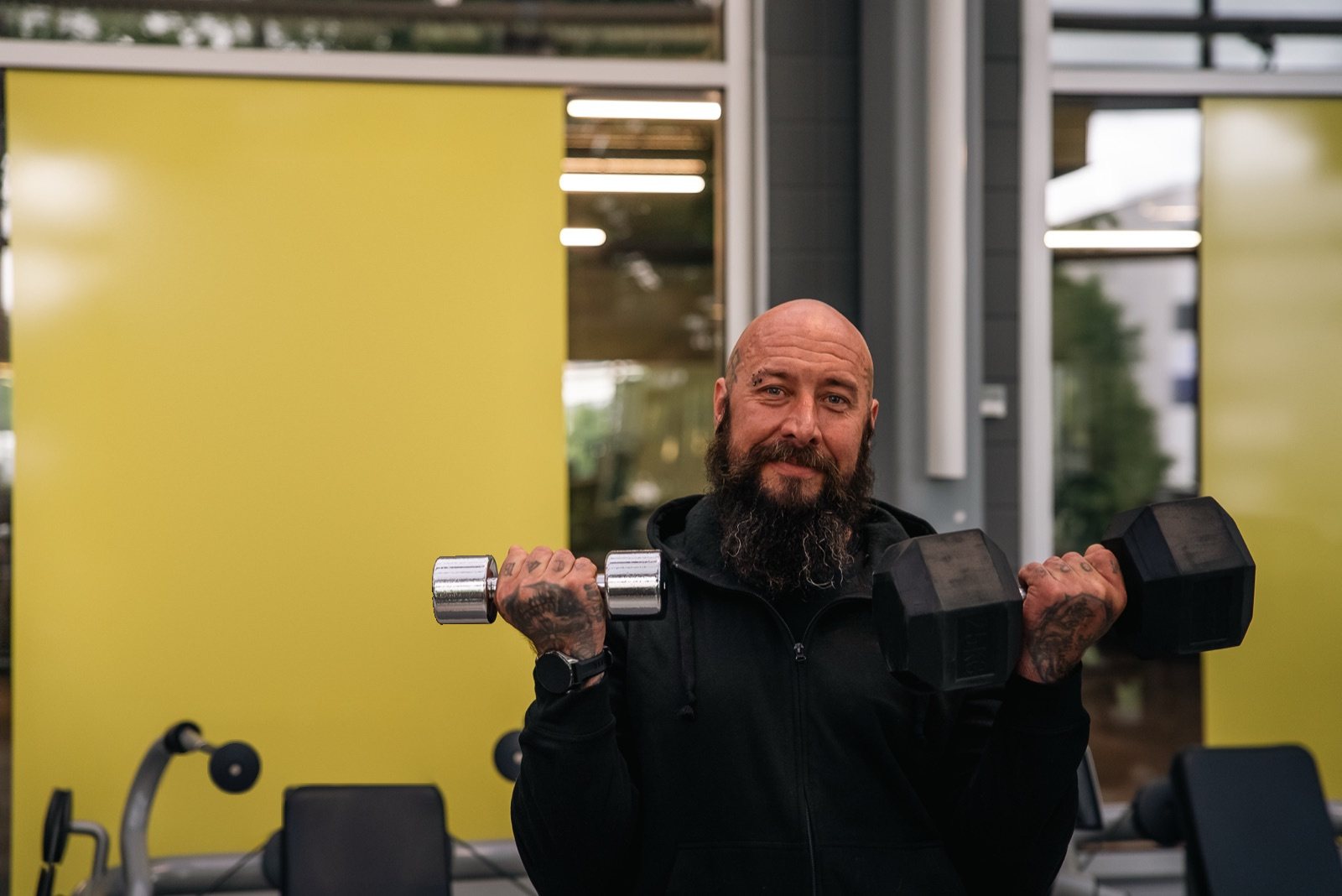 Jani Luotonen treenaa käsipainoilla